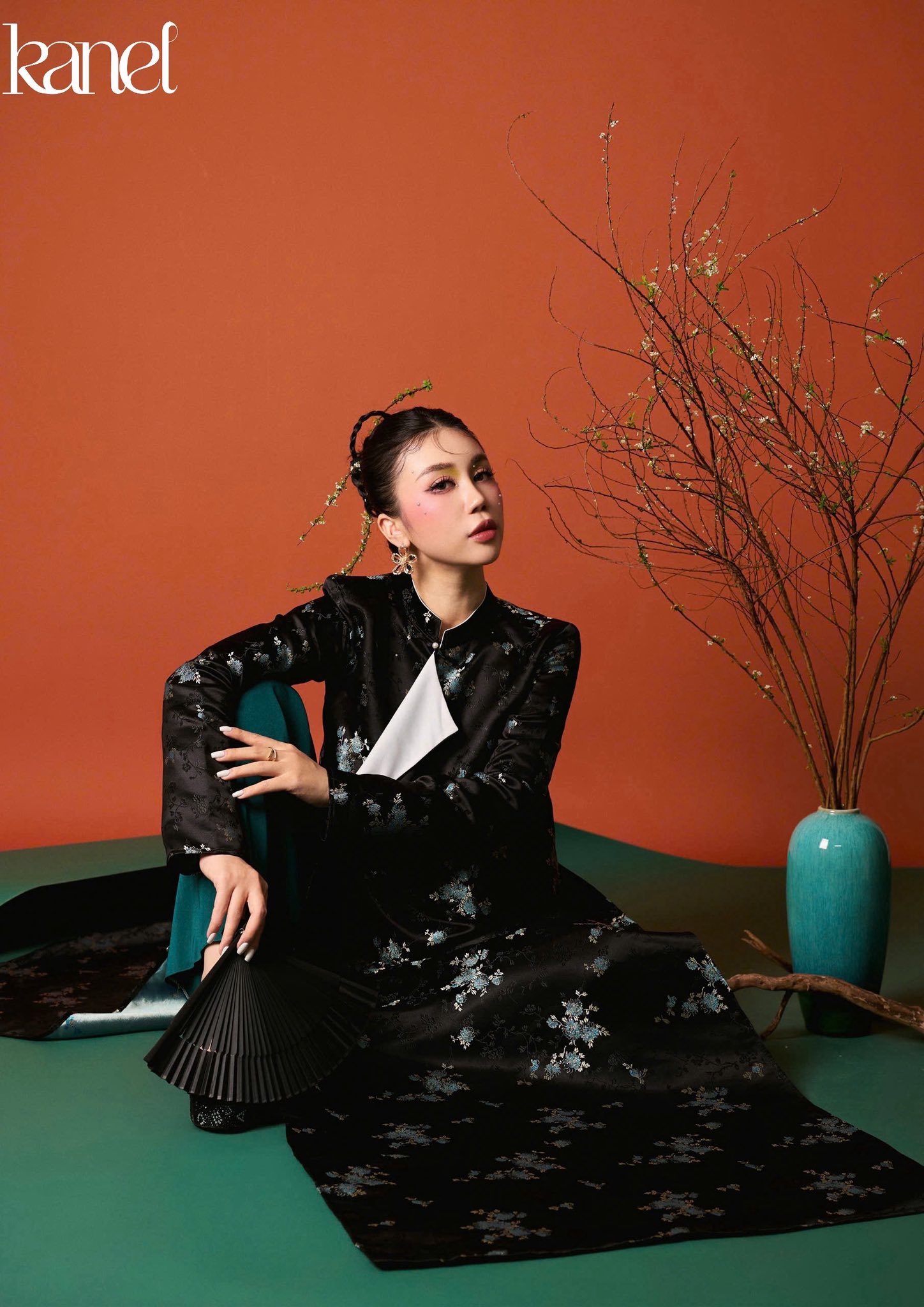 Khi sắc màu này lên ngôi, áo dài Tết 2026 bỗng đậm nét phú bà, mợ chảnh kiêu sa khó cưỡng- Ảnh 11. Khi sắc màu này lên ngôi, áo dài Tết 2026 bỗng đậm nét phú bà, mợ chảnh kiêu sa khó cưỡng- Ảnh 11.