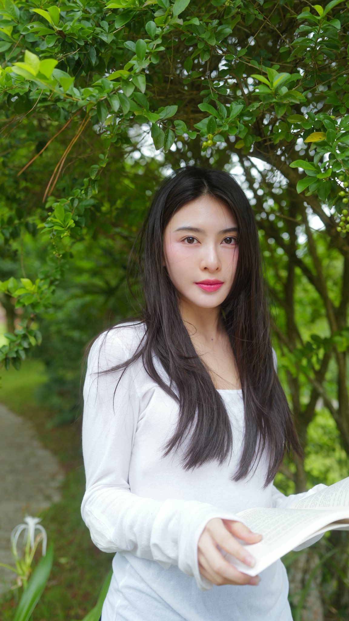 Linh Trương - g&aacute;i đẹp khiến d&acirc;n mạng thắc mắc 