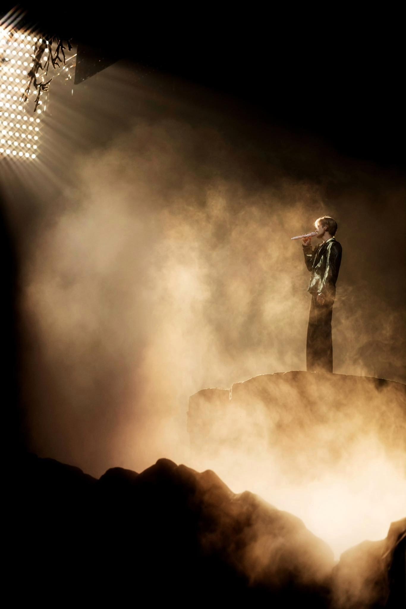 Si&ecirc;u concert bị nghi h&uacute;t hết "vận kh&iacute;": Y&ecirc;u cầu kh&aacute;n giả mang một nắm đất v&agrave; khai địa chỉ, nhưng chi tiết n&agrave;y mới đ&aacute;ng sợ nhất- Ảnh 3.