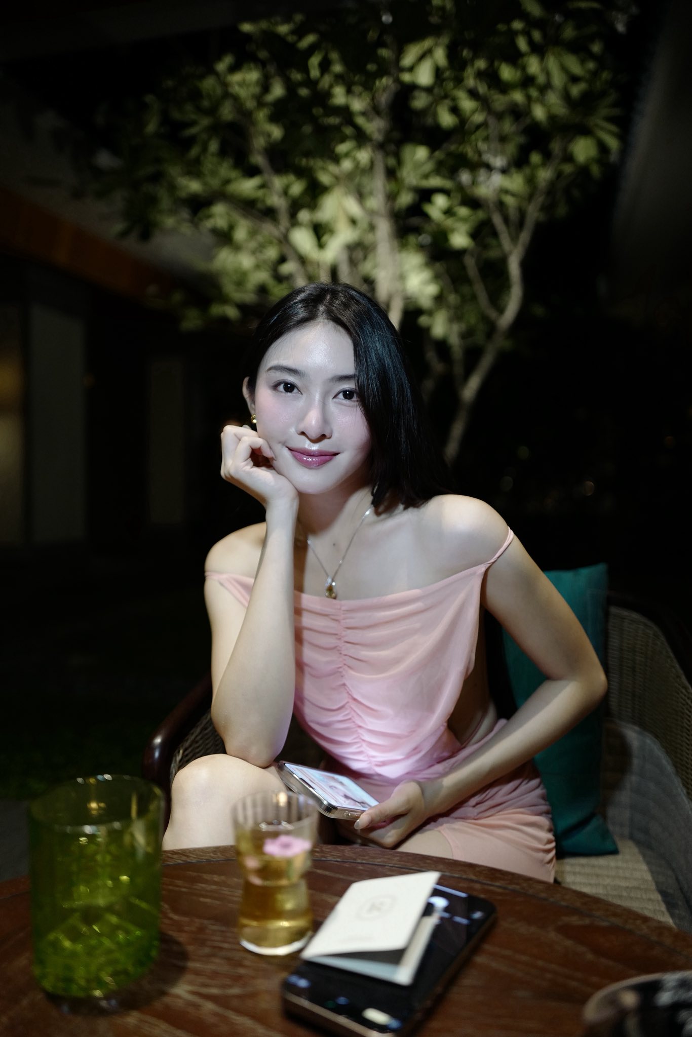 Linh Trương - g&aacute;i đẹp khiến d&acirc;n mạng thắc mắc 