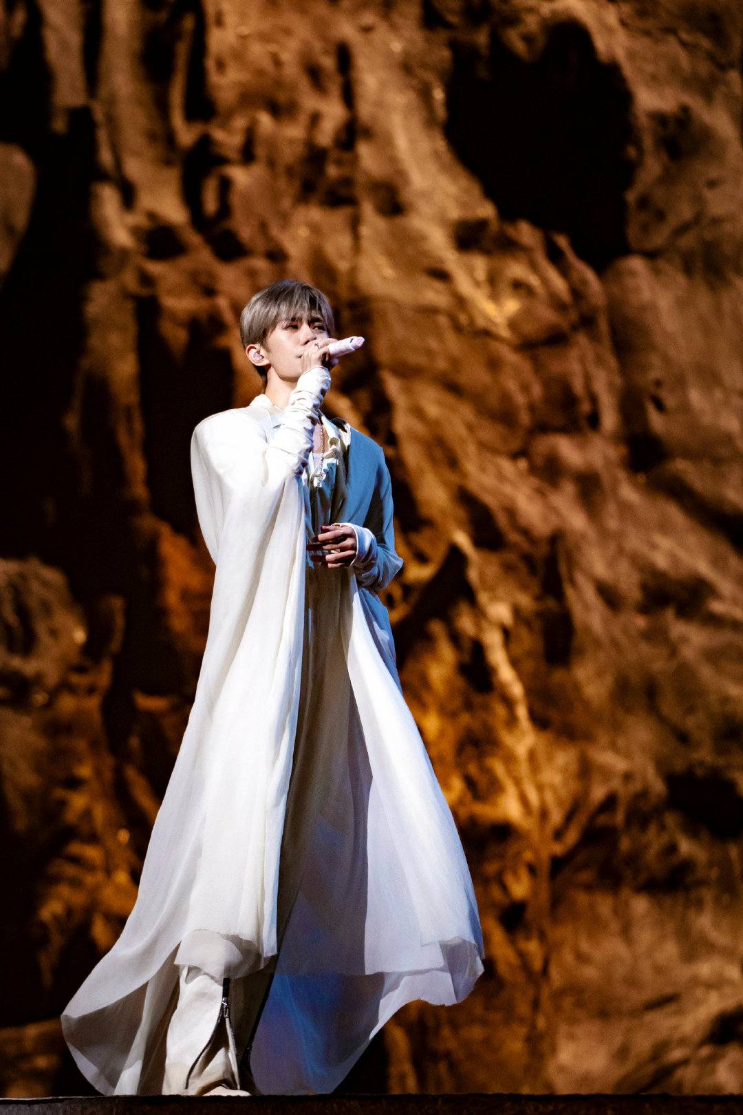 Si&ecirc;u concert bị nghi h&uacute;t hết "vận kh&iacute;": Y&ecirc;u cầu kh&aacute;n giả mang một nắm đất v&agrave; khai địa chỉ, nhưng chi tiết n&agrave;y mới đ&aacute;ng sợ nhất- Ảnh 4.