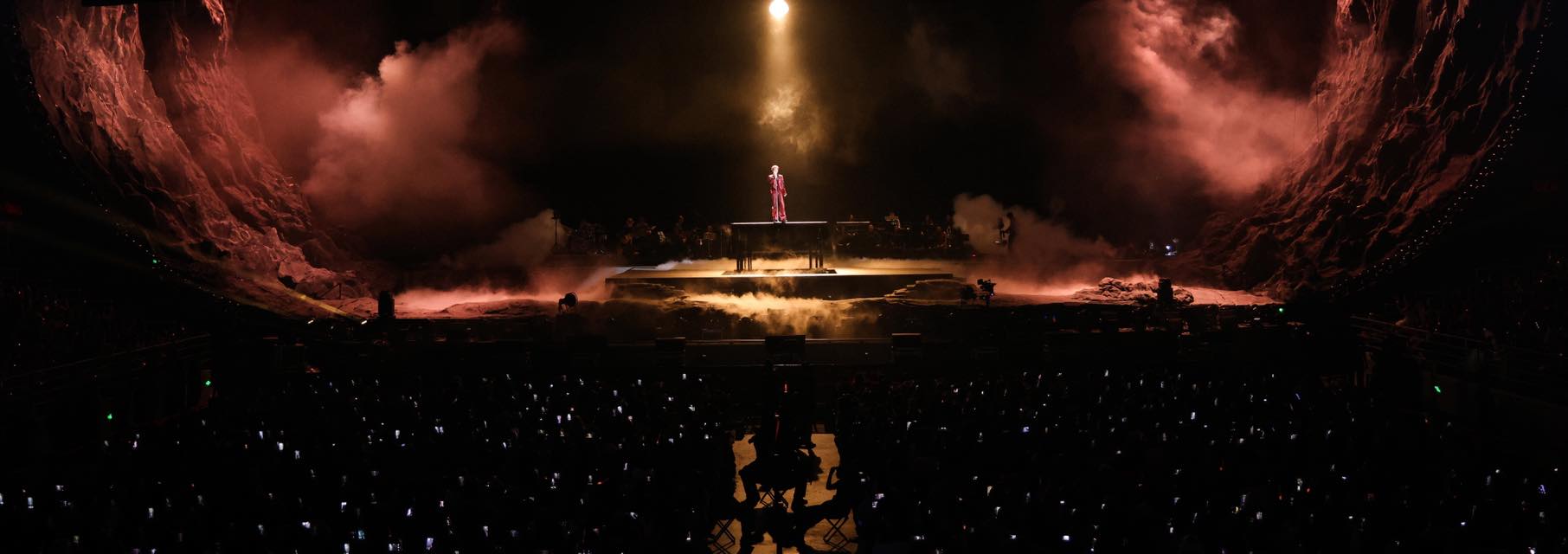 Si&ecirc;u concert bị nghi h&uacute;t hết "vận kh&iacute;": Y&ecirc;u cầu kh&aacute;n giả mang một nắm đất v&agrave; khai địa chỉ, nhưng chi tiết n&agrave;y mới đ&aacute;ng sợ nhất- Ảnh 11.