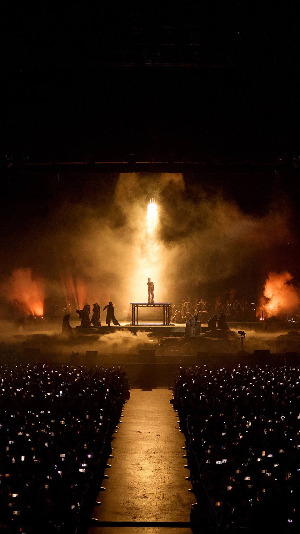 Si&ecirc;u concert bị nghi h&uacute;t hết "vận kh&iacute;": Y&ecirc;u cầu kh&aacute;n giả mang một nắm đất v&agrave; khai địa chỉ, nhưng chi tiết n&agrave;y mới đ&aacute;ng sợ nhất- Ảnh 10.