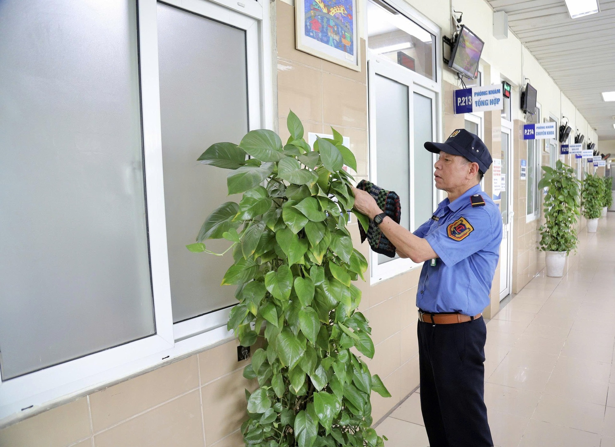 B&aacute;c bảo vệ n&agrave;y c&oacute; lẽ l&agrave; người hot nhất viện K T&acirc;n Triều: Biết chuyện đời tư thấy thương nhiều hơn- Ảnh 2.