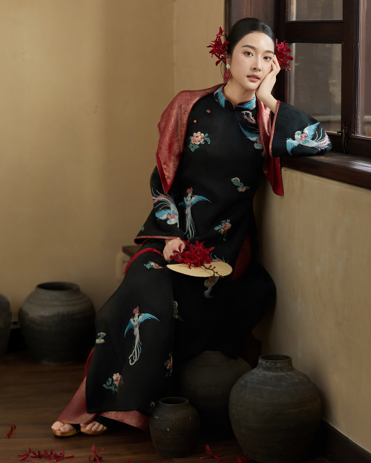 Khi sắc màu này lên ngôi, áo dài Tết 2026 bỗng đậm nét phú bà, mợ chảnh kiêu sa khó cưỡng- Ảnh 14. Khi sắc màu này lên ngôi, áo dài Tết 2026 bỗng đậm nét phú bà, mợ chảnh kiêu sa khó cưỡng- Ảnh 14.