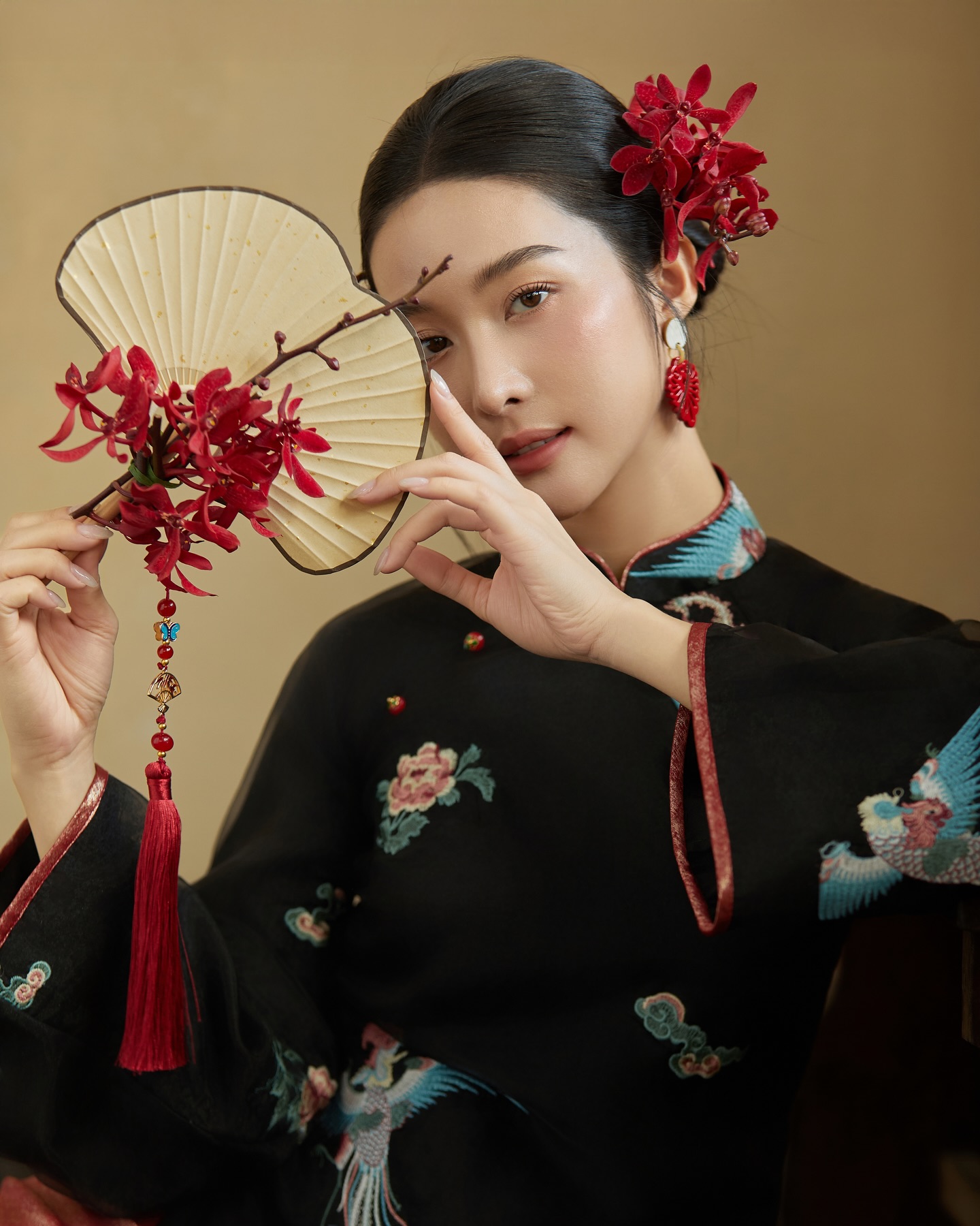 Khi sắc màu này lên ngôi, áo dài Tết 2026 bỗng đậm nét phú bà, mợ chảnh kiêu sa khó cưỡng- Ảnh 13. Khi sắc màu này lên ngôi, áo dài Tết 2026 bỗng đậm nét phú bà, mợ chảnh kiêu sa khó cưỡng- Ảnh 13.