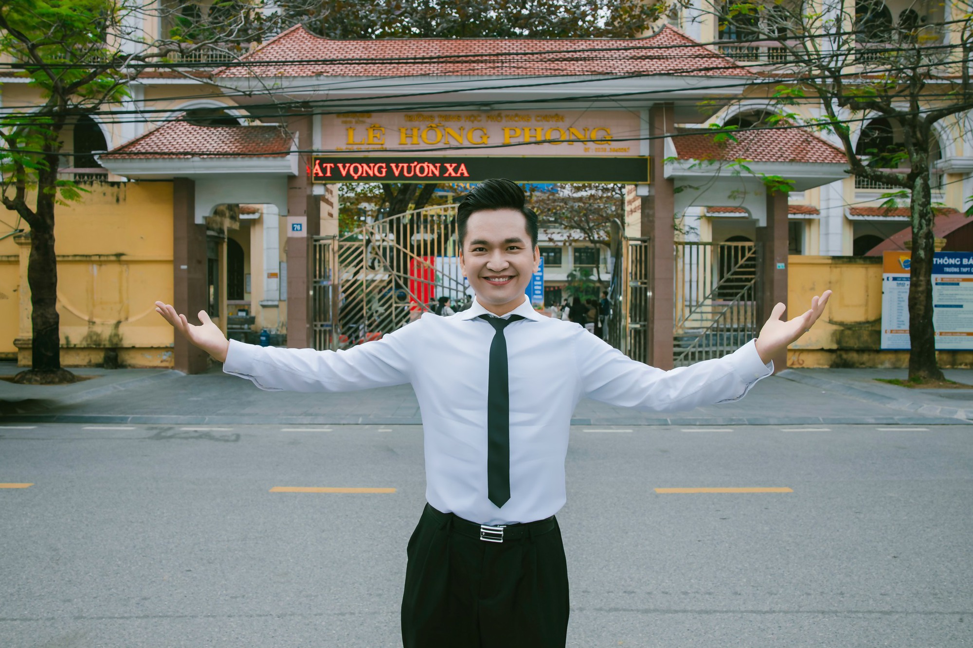 Nam MC từng bị ung thư m&aacute;u về thăm trường cũ sau 20 năm, thấy t&ecirc;n trường l&agrave; đủ kết luận: "Anh n&agrave;y học giỏi"- Ảnh 5.