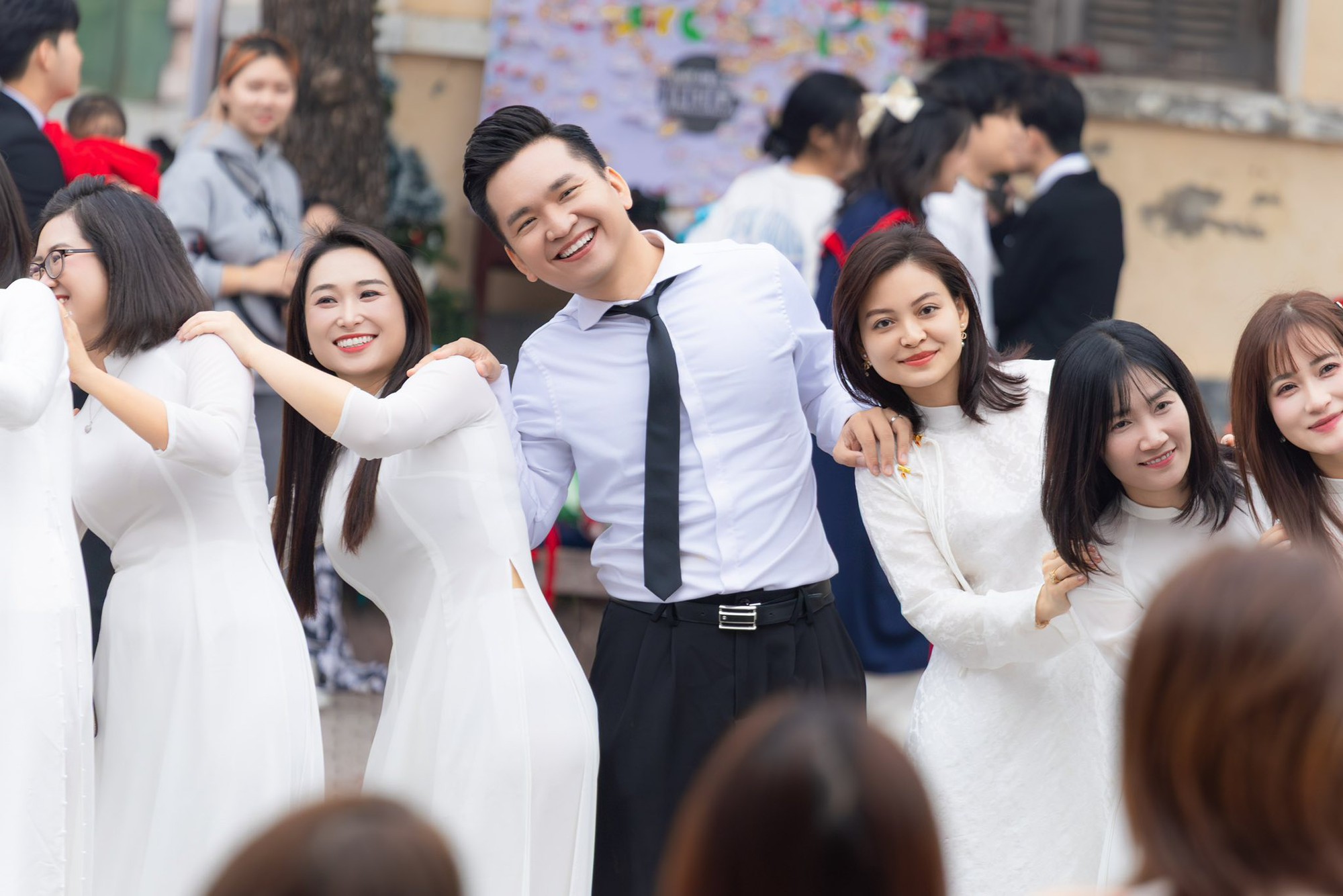 Nam MC từng bị ung thư m&aacute;u về thăm trường cũ sau 20 năm, thấy t&ecirc;n trường l&agrave; đủ kết luận: "Anh n&agrave;y học giỏi"- Ảnh 3.