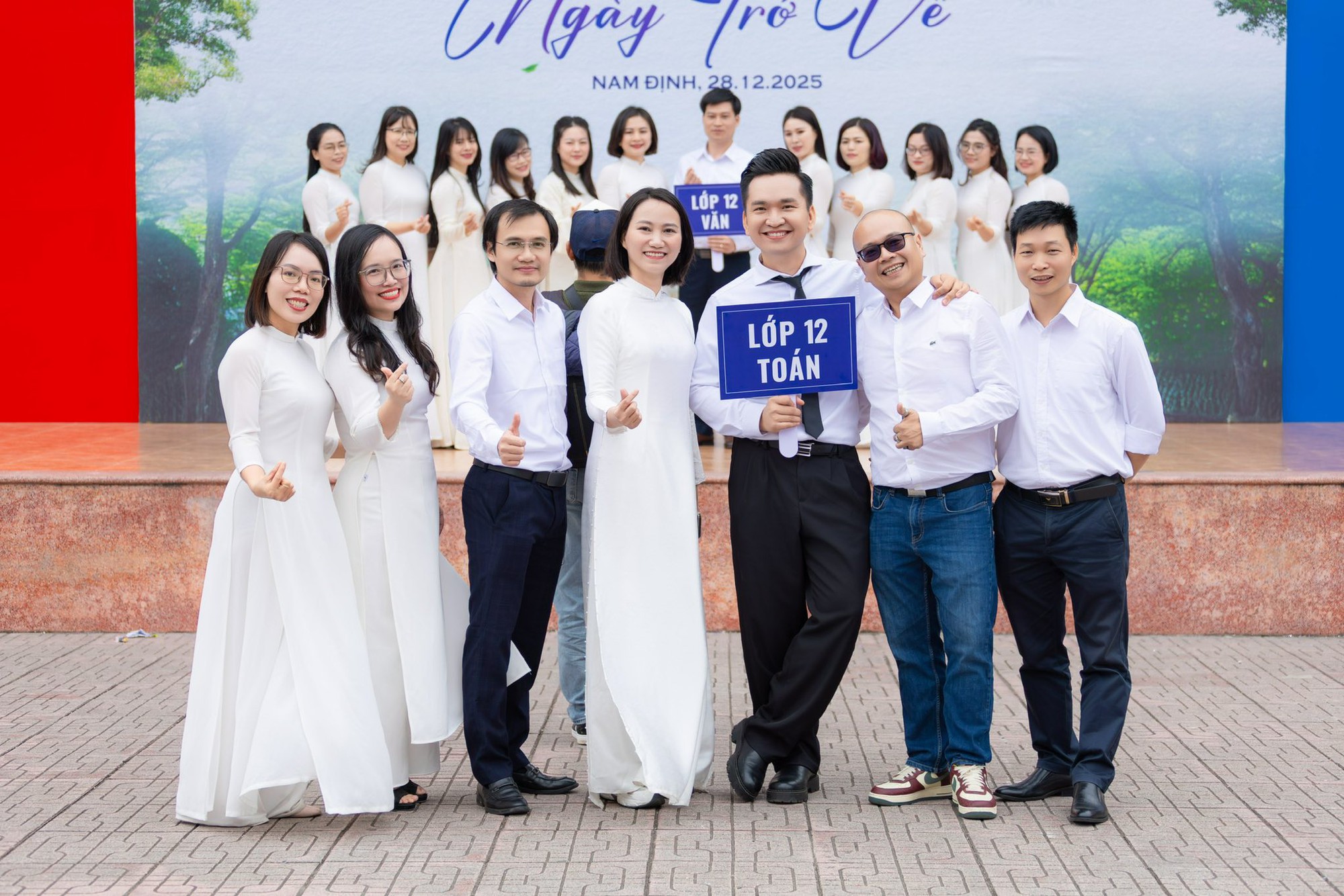 Nam MC từng bị ung thư m&aacute;u về thăm trường cũ sau 20 năm, thấy t&ecirc;n trường l&agrave; đủ kết luận: "Anh n&agrave;y học giỏi"- Ảnh 2.