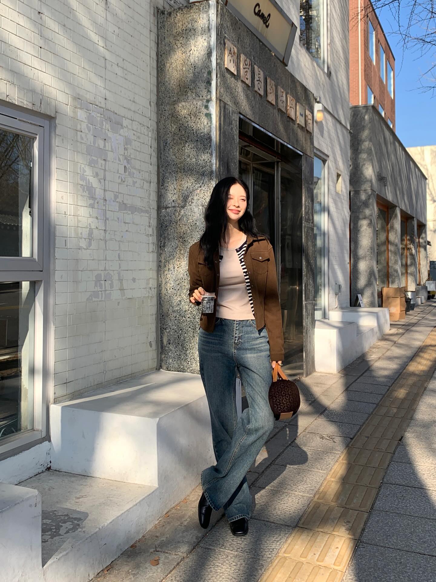 "Quần n&agrave;o gi&agrave;y nấy" mới l&agrave; đỉnh cao phối đồ: 4 combo kh&ocirc;ng chỉ t&ocirc;n d&aacute;ng m&agrave; c&ograve;n s&agrave;nh điệu- Ảnh 3.