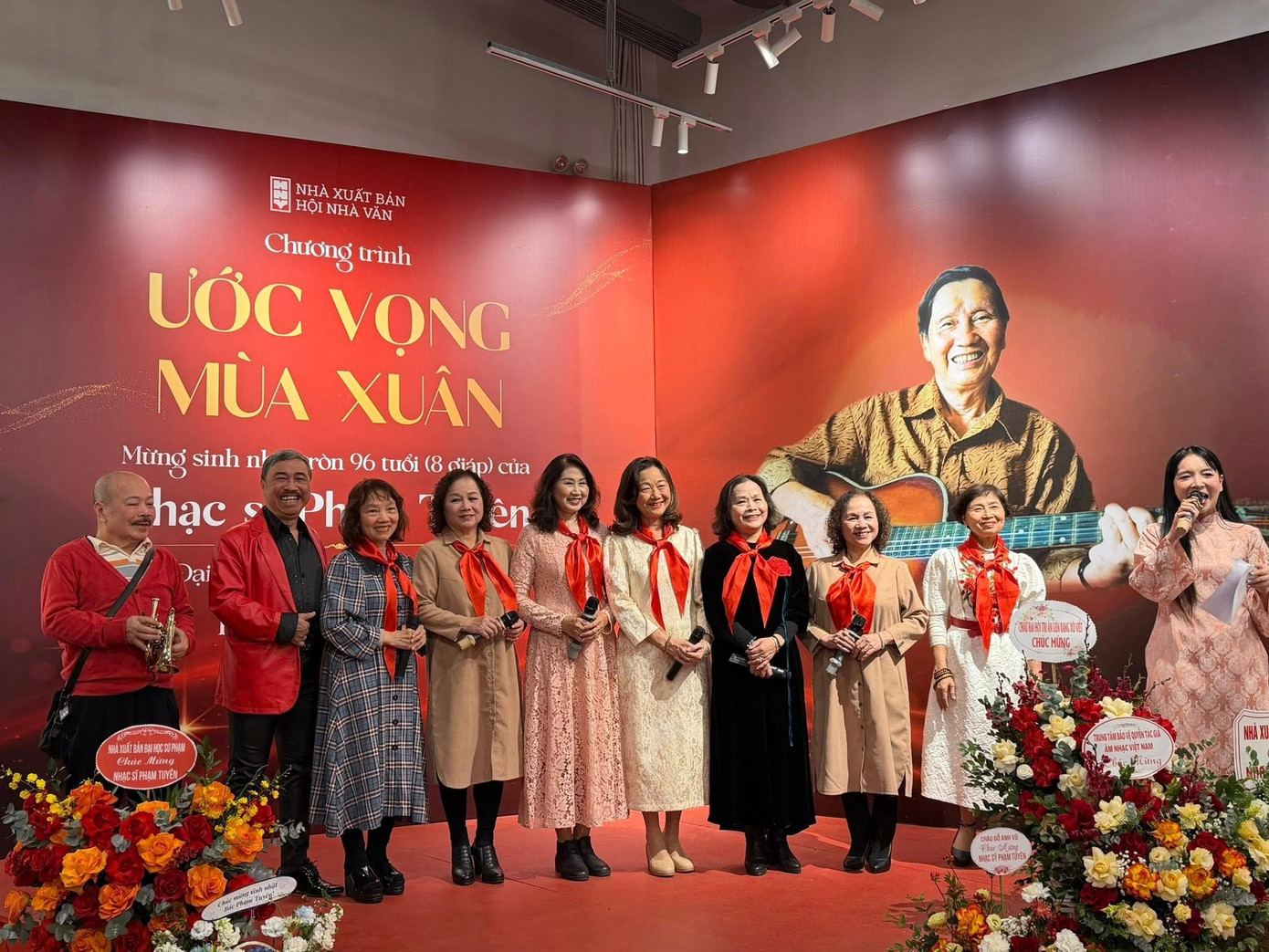 Nhạc sĩ Phạm Tuy&ecirc;n bước sang tuổi 97 gần như kh&ocirc;ng thể n&oacute;i, chỉ giao tiếp bằng mắt- Ảnh 3.