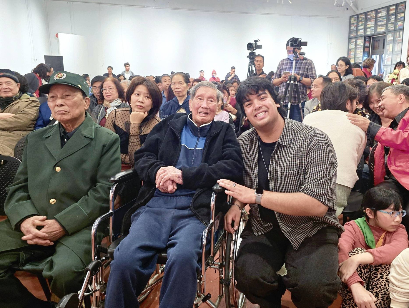 Nhạc sĩ Phạm Tuy&ecirc;n bước sang tuổi 97 gần như kh&ocirc;ng thể n&oacute;i, chỉ giao tiếp bằng mắt- Ảnh 4.