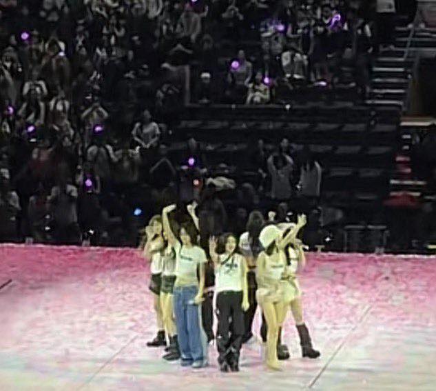 Sự hết thời của nh&oacute;m nữ quốc d&acirc;n: Ng&agrave;y c&agrave;ng ế v&eacute;, concert &ldquo;trống ho&aacute;c&rdquo; l&egrave;o t&egrave;o người xem- Ảnh 2.