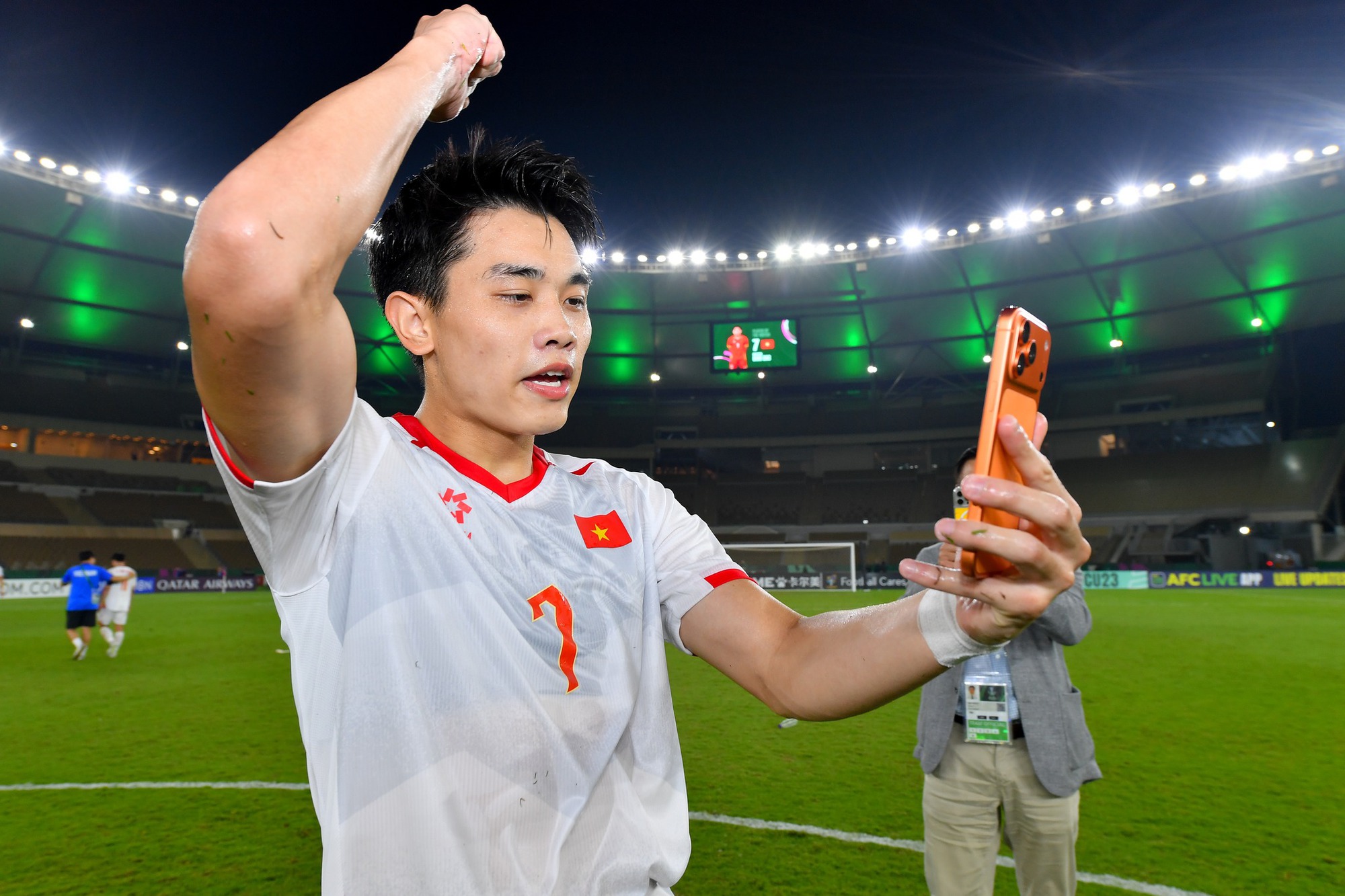 Đ&igrave;nh Bắc cầm Iphone m&agrave;u cam gọi cho ai?- Ảnh 1.