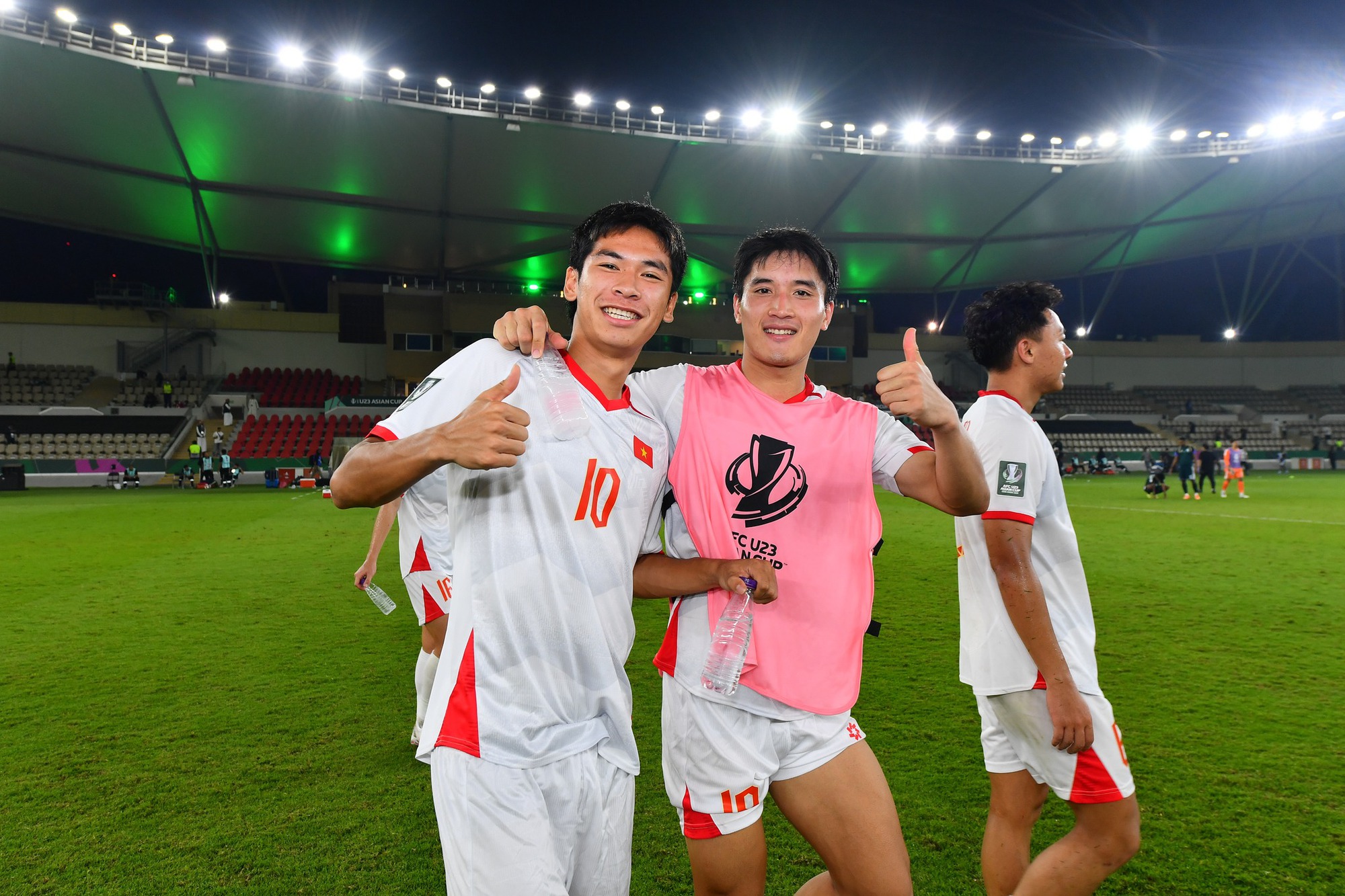 Đ&igrave;nh Bắc cầm Iphone m&agrave;u cam gọi cho ai?- Ảnh 11.