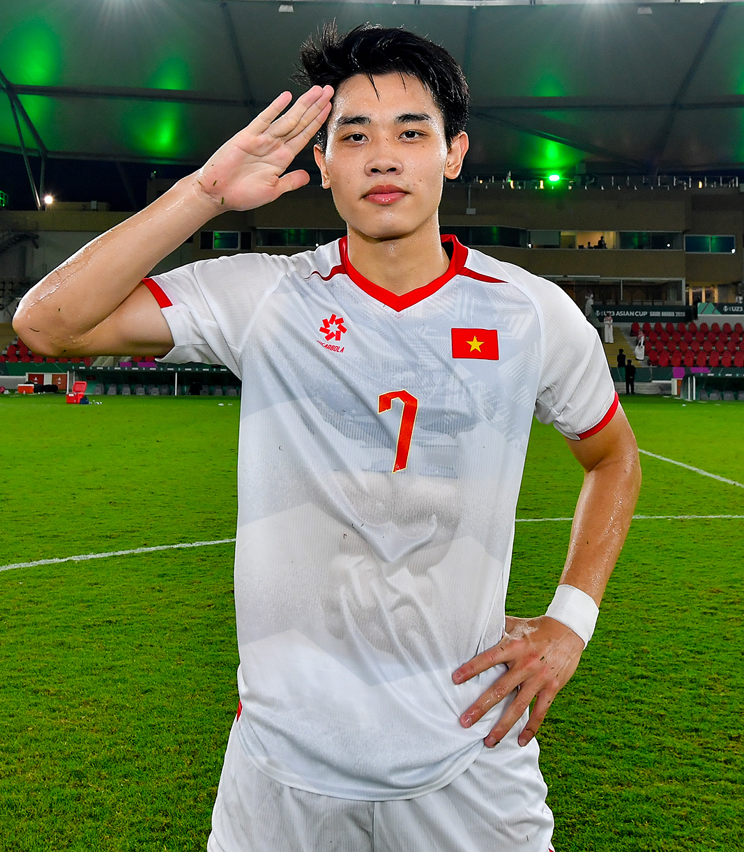 Đ&igrave;nh Bắc cầm Iphone m&agrave;u cam gọi cho ai?- Ảnh 3.