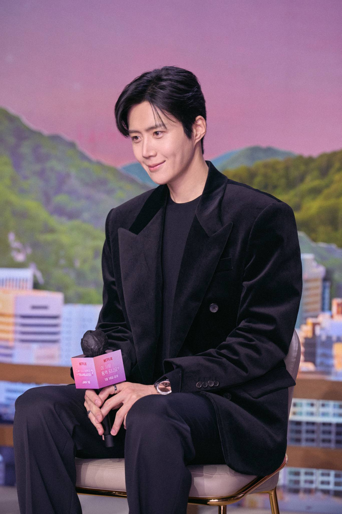 MXH m&ecirc; mẩn phi&ecirc;n dịch vi&ecirc;n đẹp nhất H&agrave;n Quốc: Cười l&ecirc;n s&aacute;ng bừng khung h&igrave;nh, nể nhất học 3 thứ tiếng trong 4 th&aacute;ng- Ảnh 4.