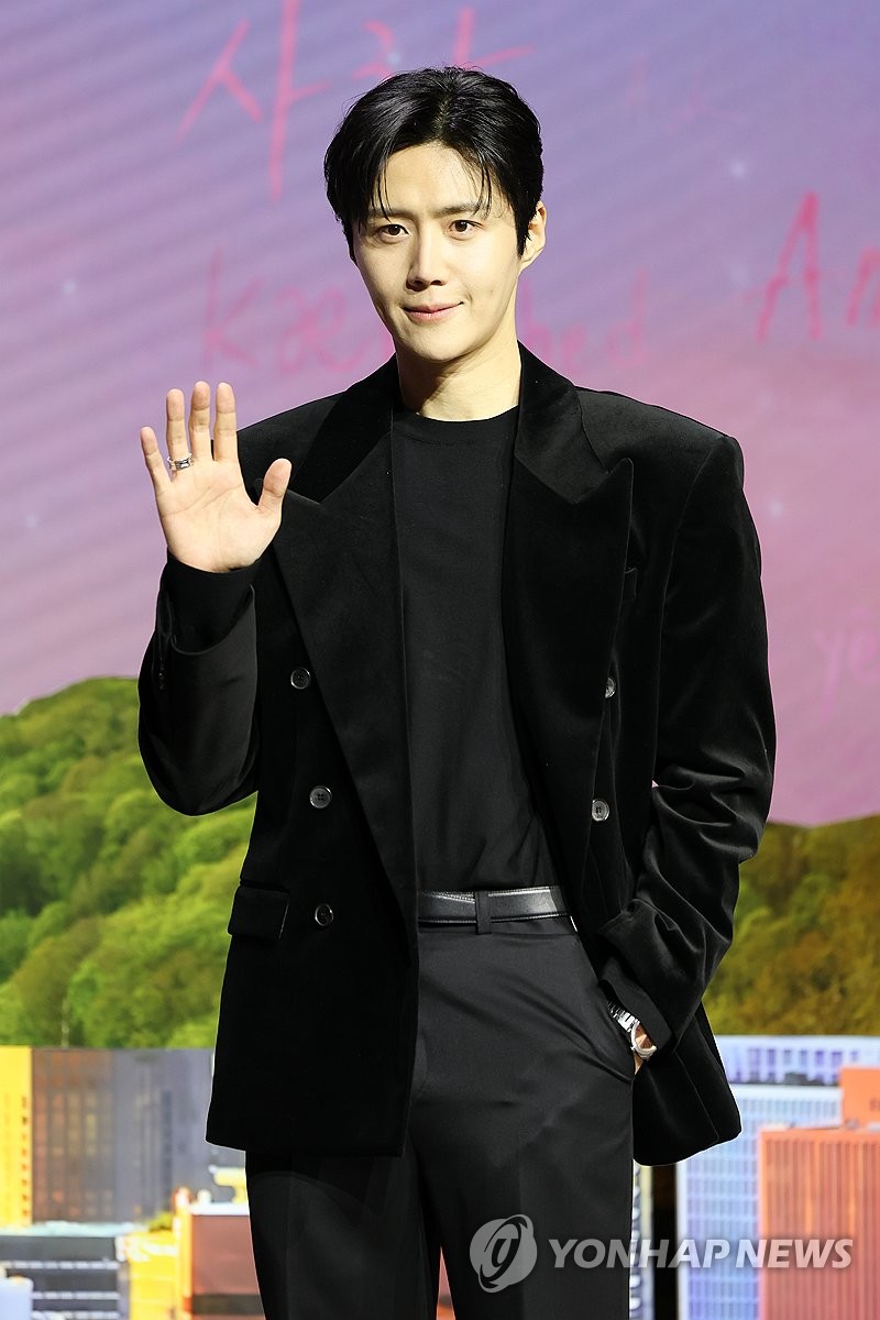 MXH m&ecirc; mẩn phi&ecirc;n dịch vi&ecirc;n đẹp nhất H&agrave;n Quốc: Cười l&ecirc;n s&aacute;ng bừng khung h&igrave;nh, nể nhất học 3 thứ tiếng trong 4 th&aacute;ng- Ảnh 2.