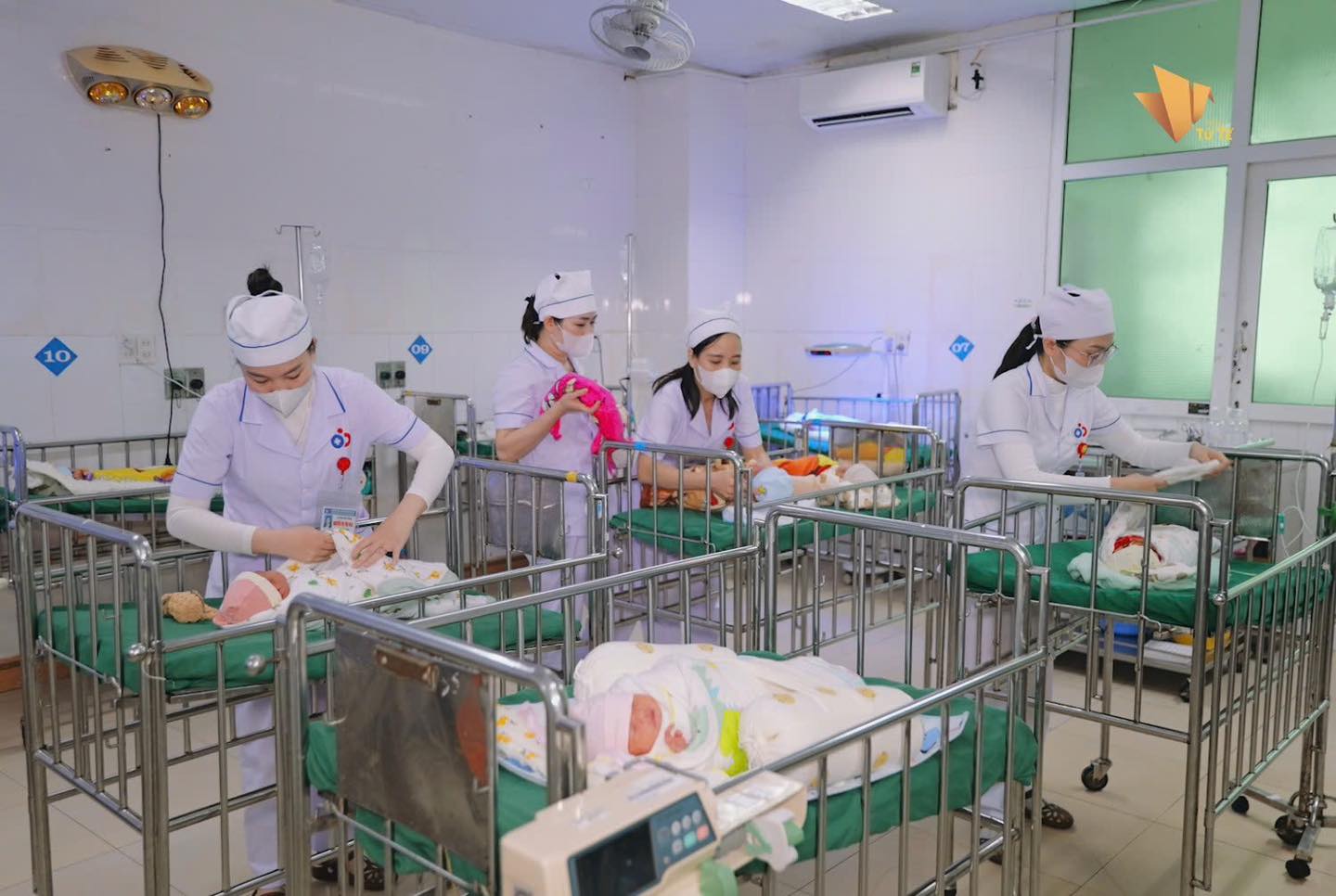 Nữ điều dưỡng bị đ&acirc;m 11 nh&aacute;t dao x&uacute;c động ng&agrave;y quay trở lại c&ocirc;ng việc, kể lại thời khắc che chắn cho trẻ sơ sinh trong vụ truy s&aacute;t kinh ho&agrave;ng- Ảnh 7.