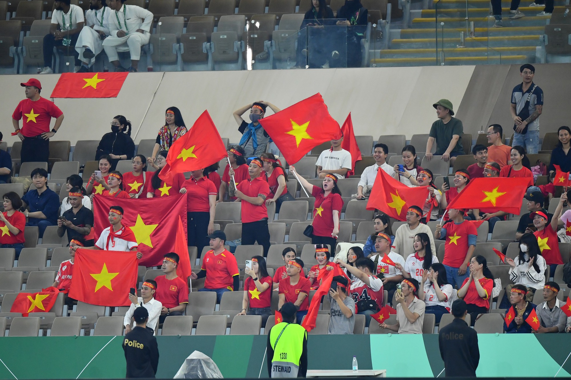 Đ&igrave;nh Bắc cầm Iphone m&agrave;u cam gọi cho ai?- Ảnh 9.