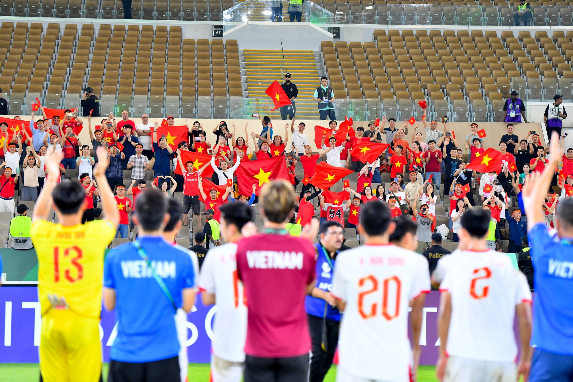 Đ&igrave;nh Bắc cầm Iphone m&agrave;u cam gọi cho ai?- Ảnh 8.