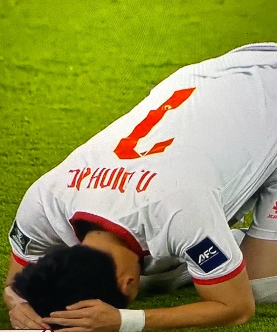 Hotboy U23 Việt Nam Đ&igrave;nh Bắc cứ h&ocirc;n b&oacute;ng l&agrave; ghi b&agrave;n, quỳ lạy cũng viral khắp c&otilde;i mạng!- Ảnh 2.