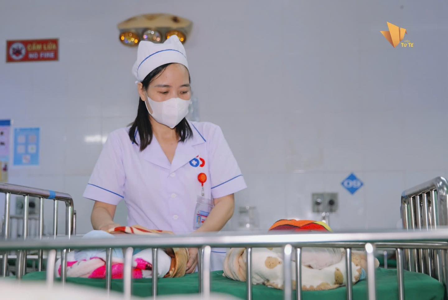 Nữ điều dưỡng bị đ&acirc;m 11 nh&aacute;t dao x&uacute;c động ng&agrave;y quay trở lại c&ocirc;ng việc, kể lại thời khắc che chắn cho trẻ sơ sinh trong vụ truy s&aacute;t kinh ho&agrave;ng- Ảnh 4.