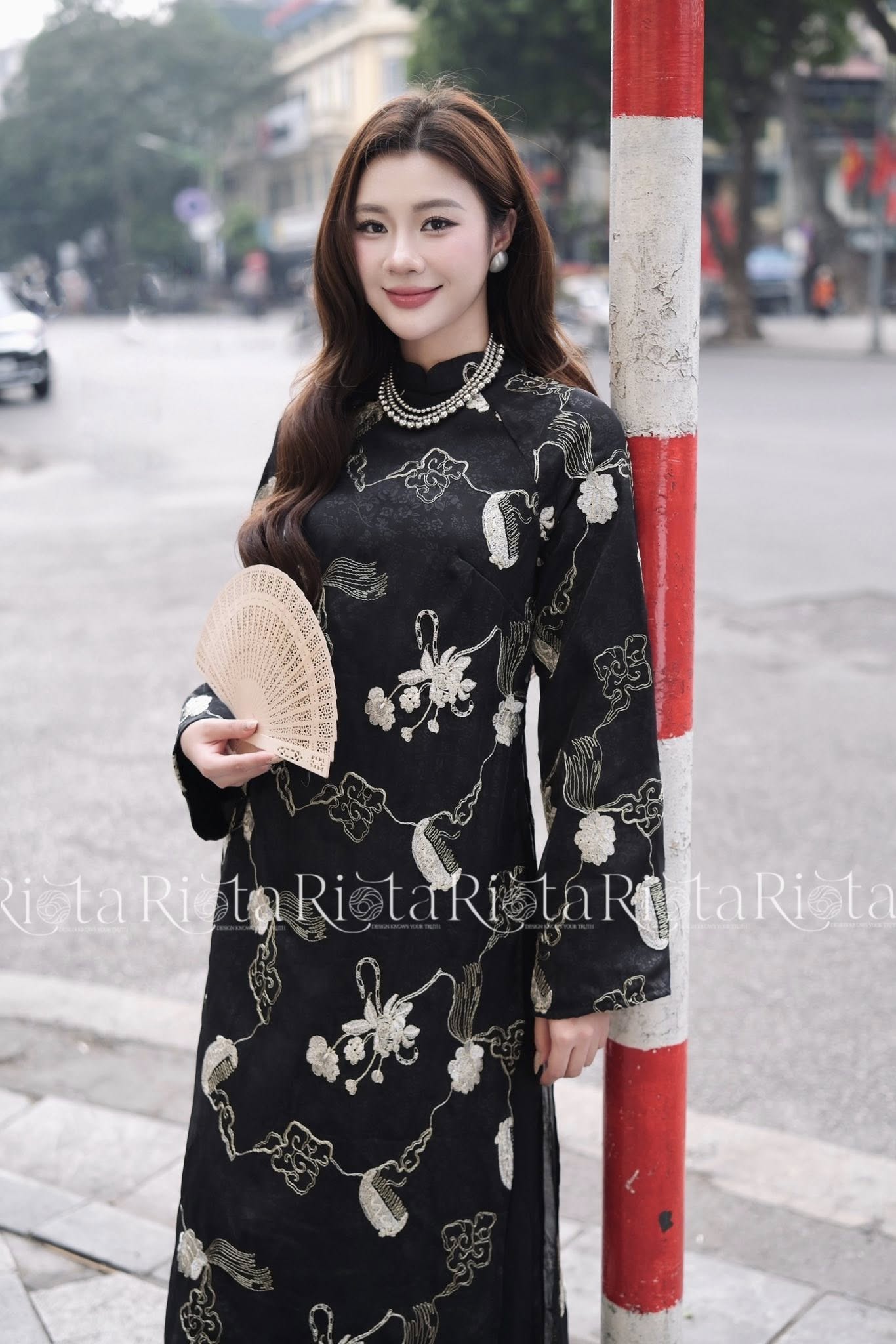 Khi sắc màu này lên ngôi, áo dài Tết 2026 bỗng đậm nét phú bà, mợ chảnh kiêu sa khó cưỡng- Ảnh 16. Khi sắc màu này lên ngôi, áo dài Tết 2026 bỗng đậm nét phú bà, mợ chảnh kiêu sa khó cưỡng- Ảnh 16.