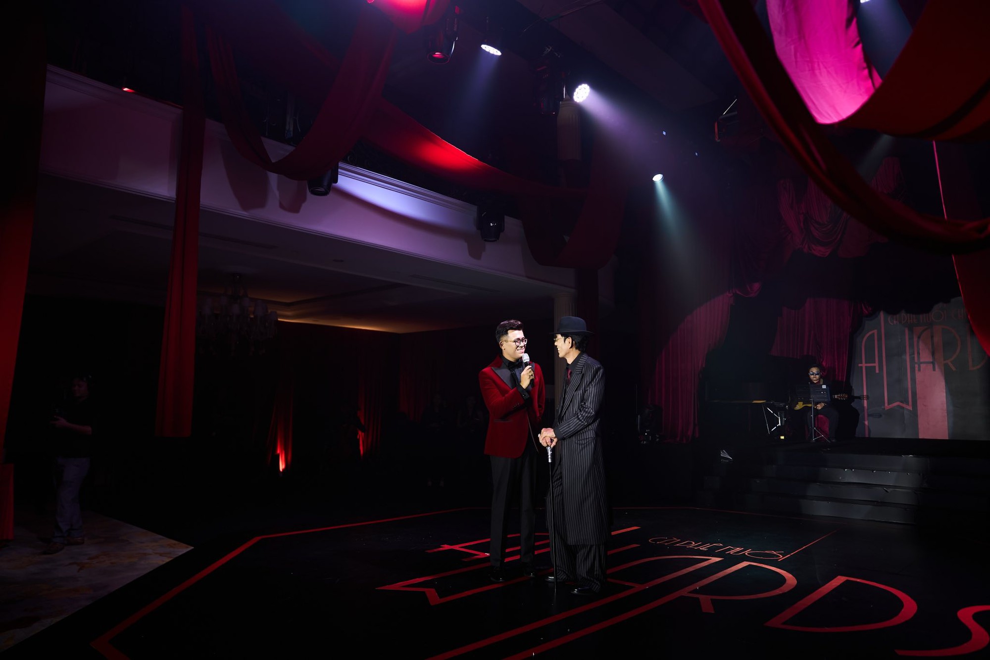 Lạ đời tiệc cuối năm của Cà Phê Muối Chú Long, nhìn không kỹ còn tưởng lễ trao giải- Ảnh 8. Lạ đời tiệc cuối năm của Cà Phê Muối Chú Long, nhìn không kỹ còn tưởng lễ trao giải- Ảnh 8.