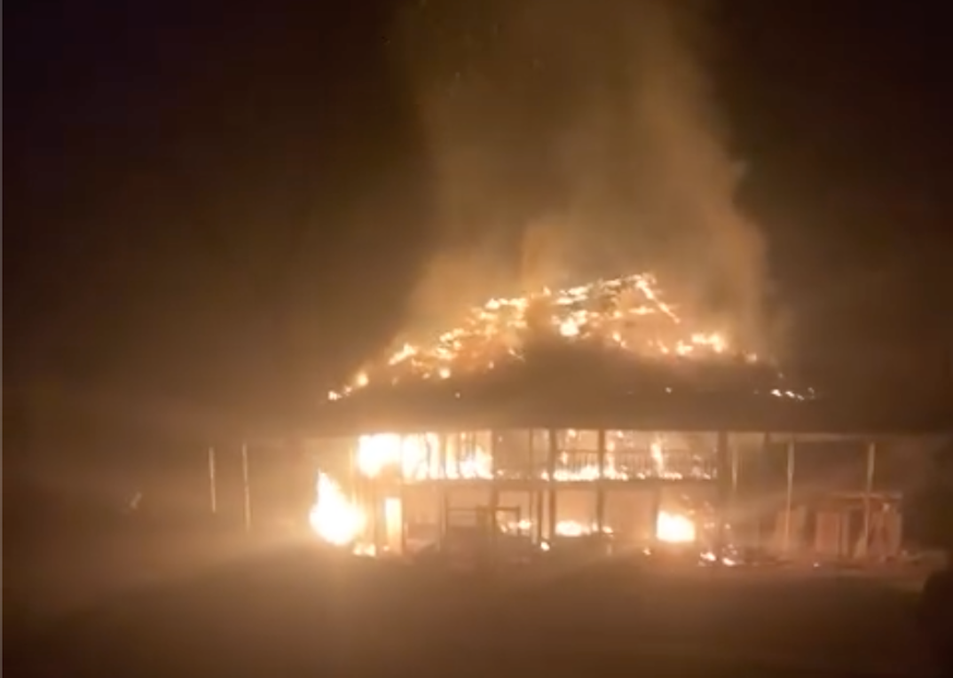 Căn nh&agrave; gỗ bốc ch&aacute;y trơ khung, nghi chủ nh&agrave; đốt- Ảnh 1.