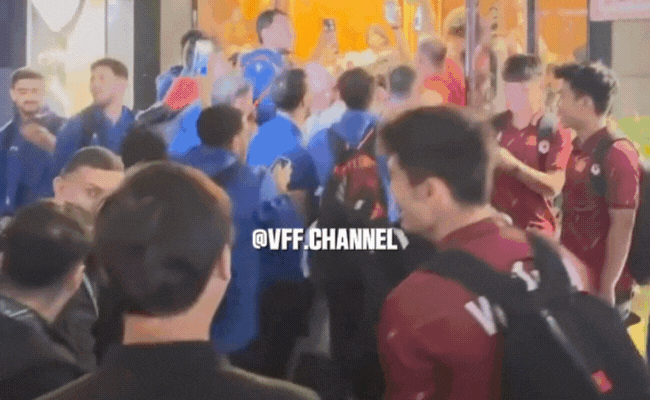 G&oacute;c dễ thương: U23 Jordan nhảy m&uacute;a ở sảnh kh&aacute;ch sạn khi gặp U23 Việt Nam, ăn mừng 2 đội c&ugrave;ng v&agrave;o tứ kết- Ảnh 1.