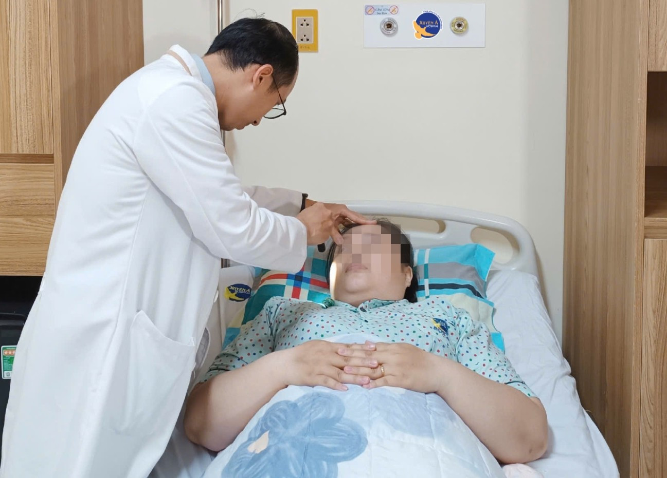 Tự điều trị đau đầu v&agrave; sụp m&iacute; mắt, bệnh nh&acirc;n nguy kịch- Ảnh 2.