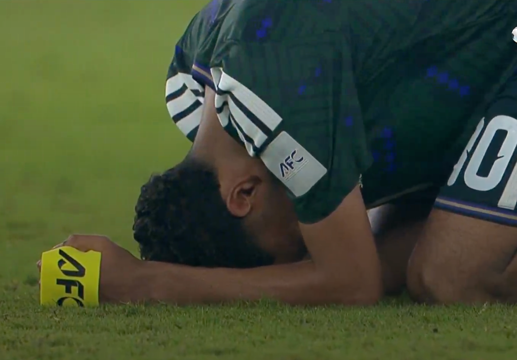 Đẹp hơn cả chiến thắng: Đ&igrave;nh Bắc c&ugrave;ng d&agrave;n sao U23 Việt Nam chụm đầu an ủi đội trưởng Saudi Arabia đang kh&oacute;c nức nở- Ảnh 1.