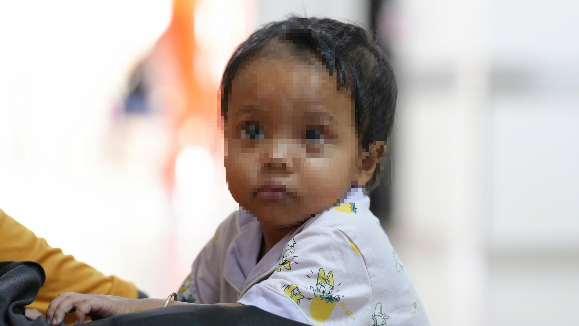 B&eacute; g&aacute;i bị nhiễm độc từ ch&iacute;nh m&igrave;nh, đi 6 bệnh viện kh&ocirc;ng ph&aacute;t hiện ra- Ảnh 1.