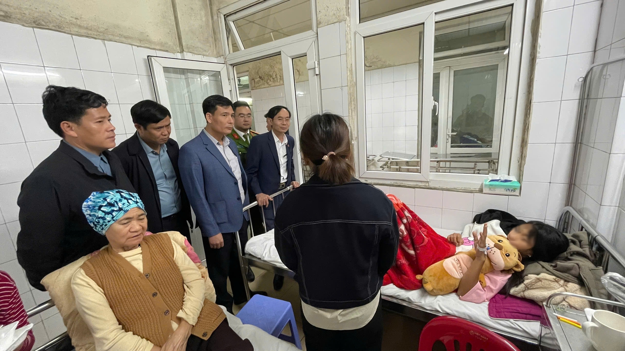 Phẫn nộ clip nữ sinh lớp 7 bị đ&aacute;nh "hội đồng" ngay tr&ecirc;n lớp học- Ảnh 2.