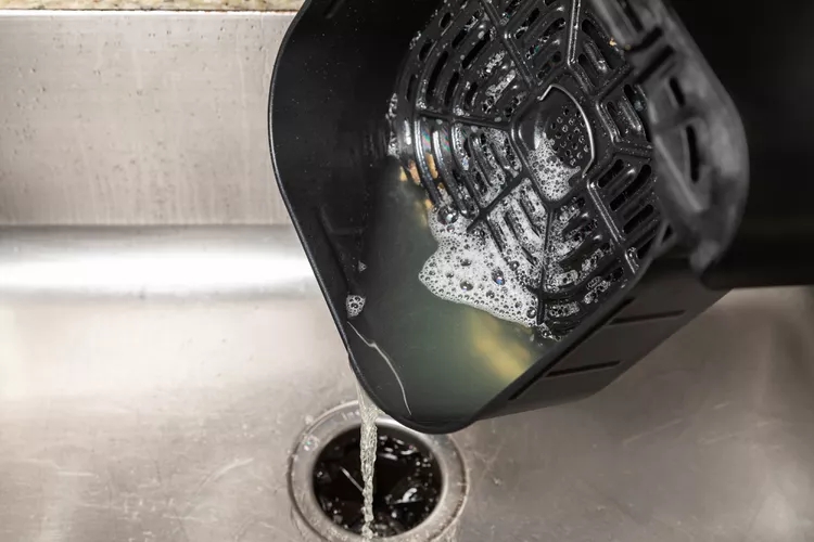 Bất cứ ai dùng nồi chiên không dầu nên biết: Đây là cách vệ sinh nồi dễ nhất!- Ảnh 3. Bất cứ ai dùng nồi chiên không dầu nên biết: Đây là cách vệ sinh nồi dễ nhất!- Ảnh 3.