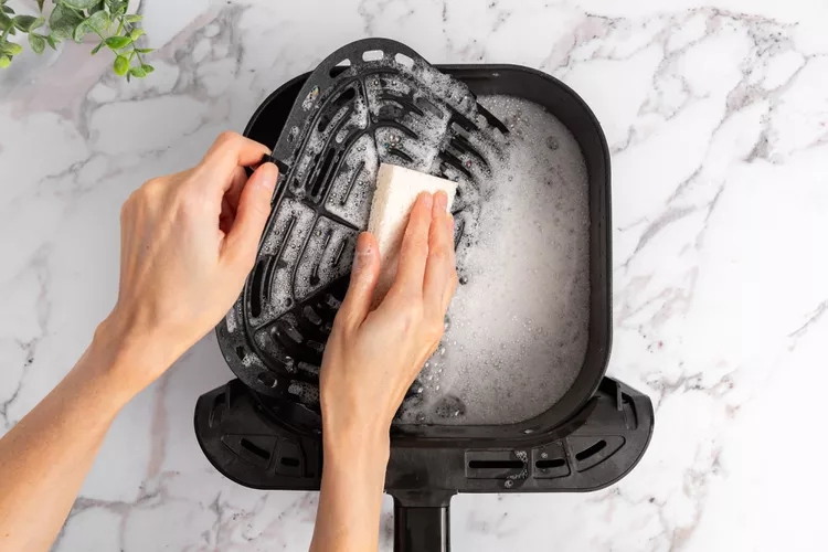 Bất cứ ai dùng nồi chiên không dầu nên biết: Đây là cách vệ sinh nồi dễ nhất!- Ảnh 5. Bất cứ ai dùng nồi chiên không dầu nên biết: Đây là cách vệ sinh nồi dễ nhất!- Ảnh 5.