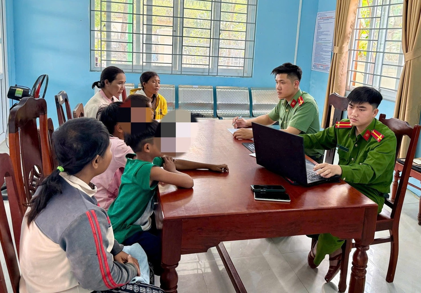 Kịp thời ngăn chặn ba em nhỏ chạy nhảy tr&ecirc;n cao tốc Cam L&acirc;m - Vĩnh Hảo- Ảnh 2.