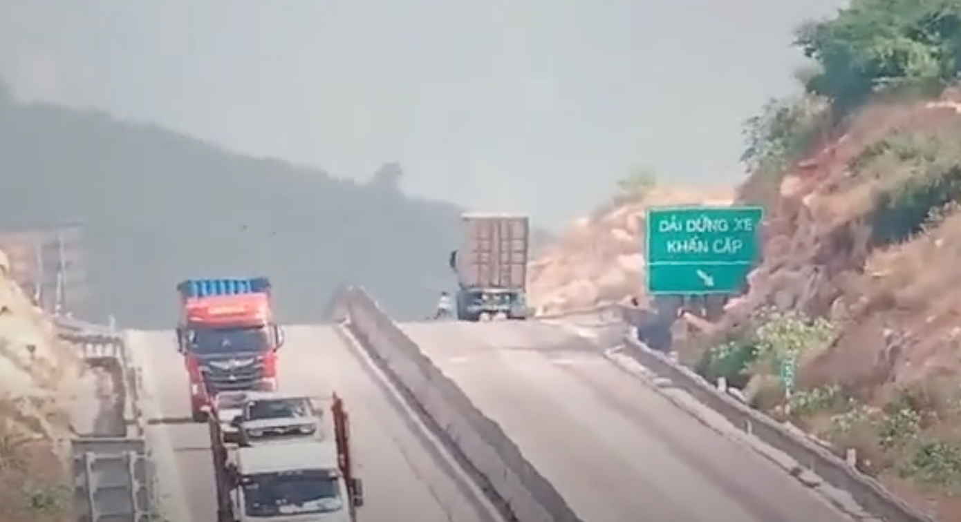 Kịp thời ngăn chặn ba em nhỏ chạy nhảy tr&ecirc;n cao tốc Cam L&acirc;m - Vĩnh Hảo- Ảnh 1.