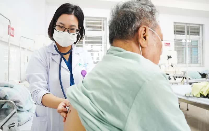 Thời tiết lạnh s&acirc;u l&agrave;m tăng vi&ecirc;m phổi, đợt cấp COPD ở người cao tuổi- Ảnh 1.