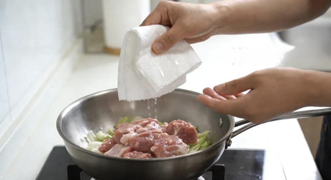 Khi nấu ăn, dầu mỡ lu&ocirc;n bắn tung t&oacute;e: Đ&acirc;y l&agrave; mẹo cực hữu dụng gi&uacute;p ngăn triệt để dầu mỡ bắn v&agrave; l&agrave;m bẩn bếp- Ảnh 2.