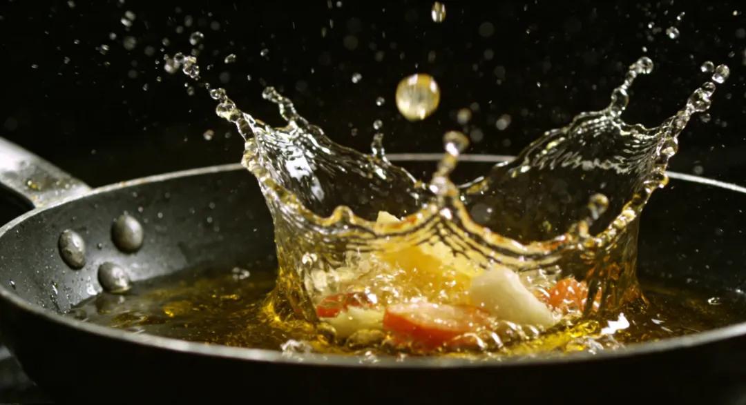 Khi nấu ăn, dầu mỡ lu&ocirc;n bắn tung t&oacute;e: Đ&acirc;y l&agrave; mẹo cực hữu dụng gi&uacute;p ngăn triệt để dầu mỡ bắn v&agrave; l&agrave;m bẩn bếp- Ảnh 1.