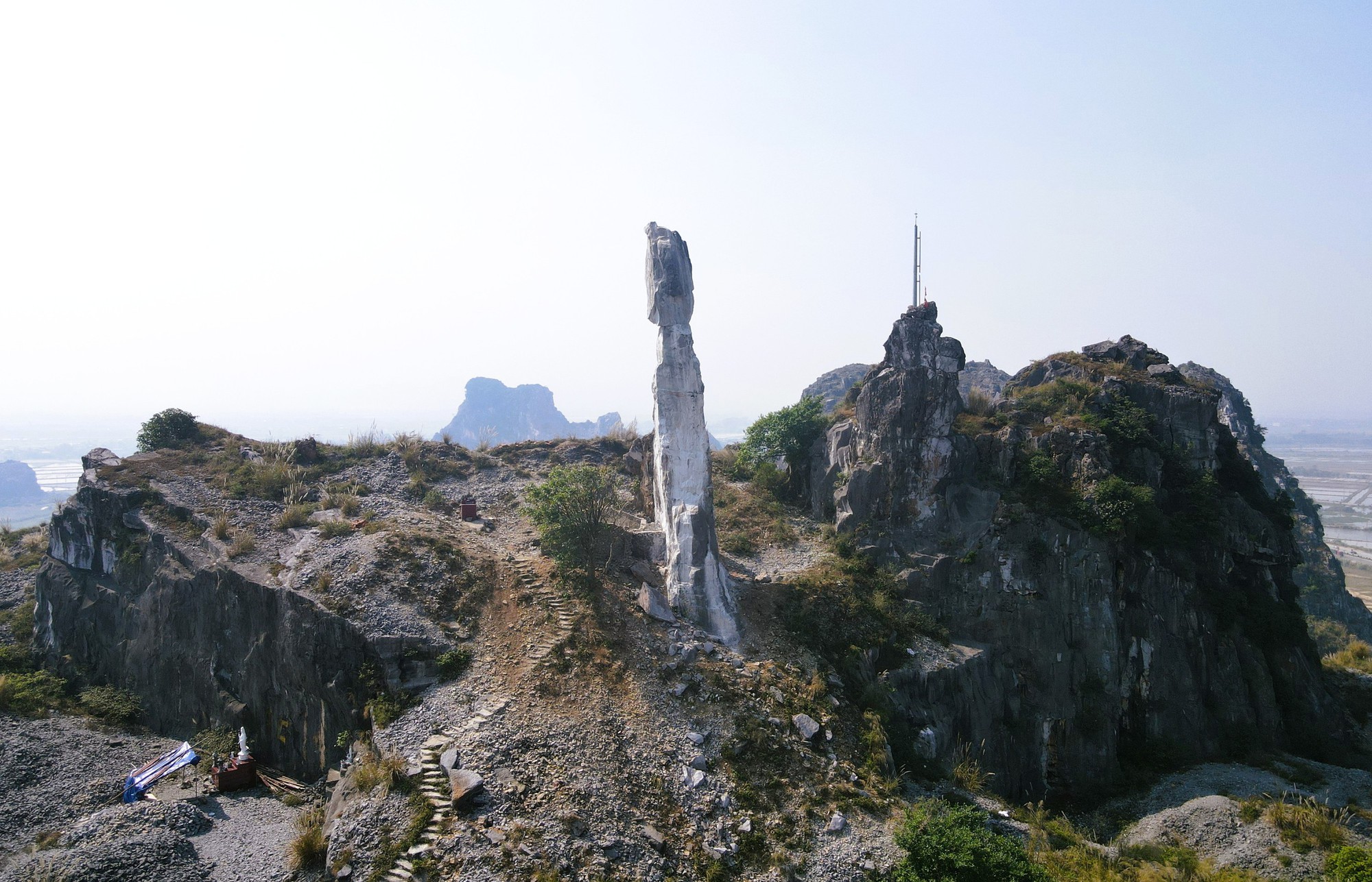 VIDEO: Hòn Vọng Phu ở Thanh Hóa "khoác áo mới" sau khi được chi 17 tỉ đồng- Ảnh 1. VIDEO: Hòn Vọng Phu ở Thanh Hóa "khoác áo mới" sau khi được chi 17 tỉ đồng- Ảnh 1.
