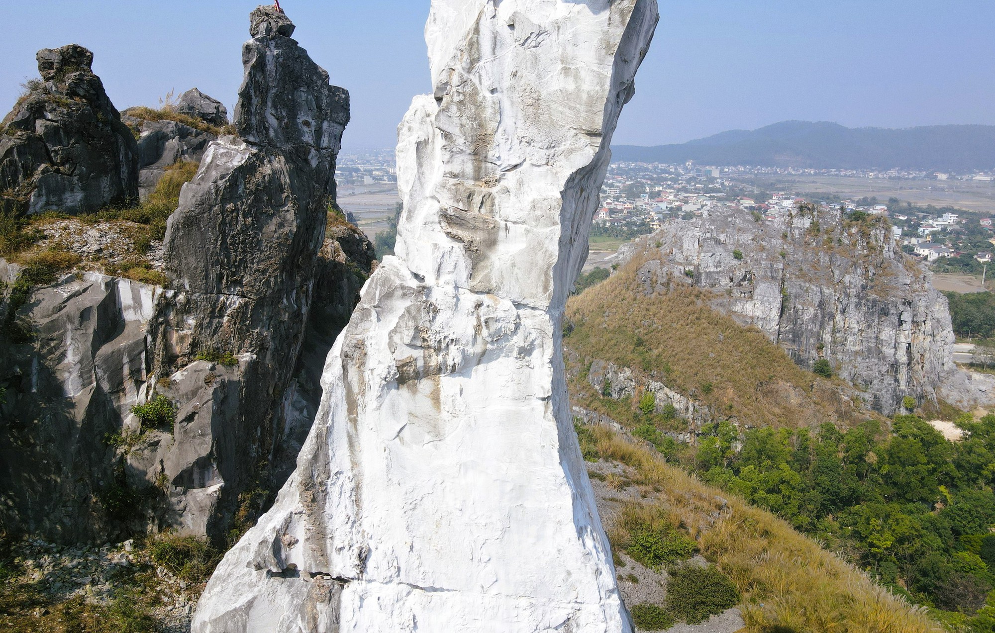 VIDEO: Hòn Vọng Phu ở Thanh Hóa "khoác áo mới" sau khi được chi 17 tỉ đồng- Ảnh 7. VIDEO: Hòn Vọng Phu ở Thanh Hóa "khoác áo mới" sau khi được chi 17 tỉ đồng- Ảnh 7.