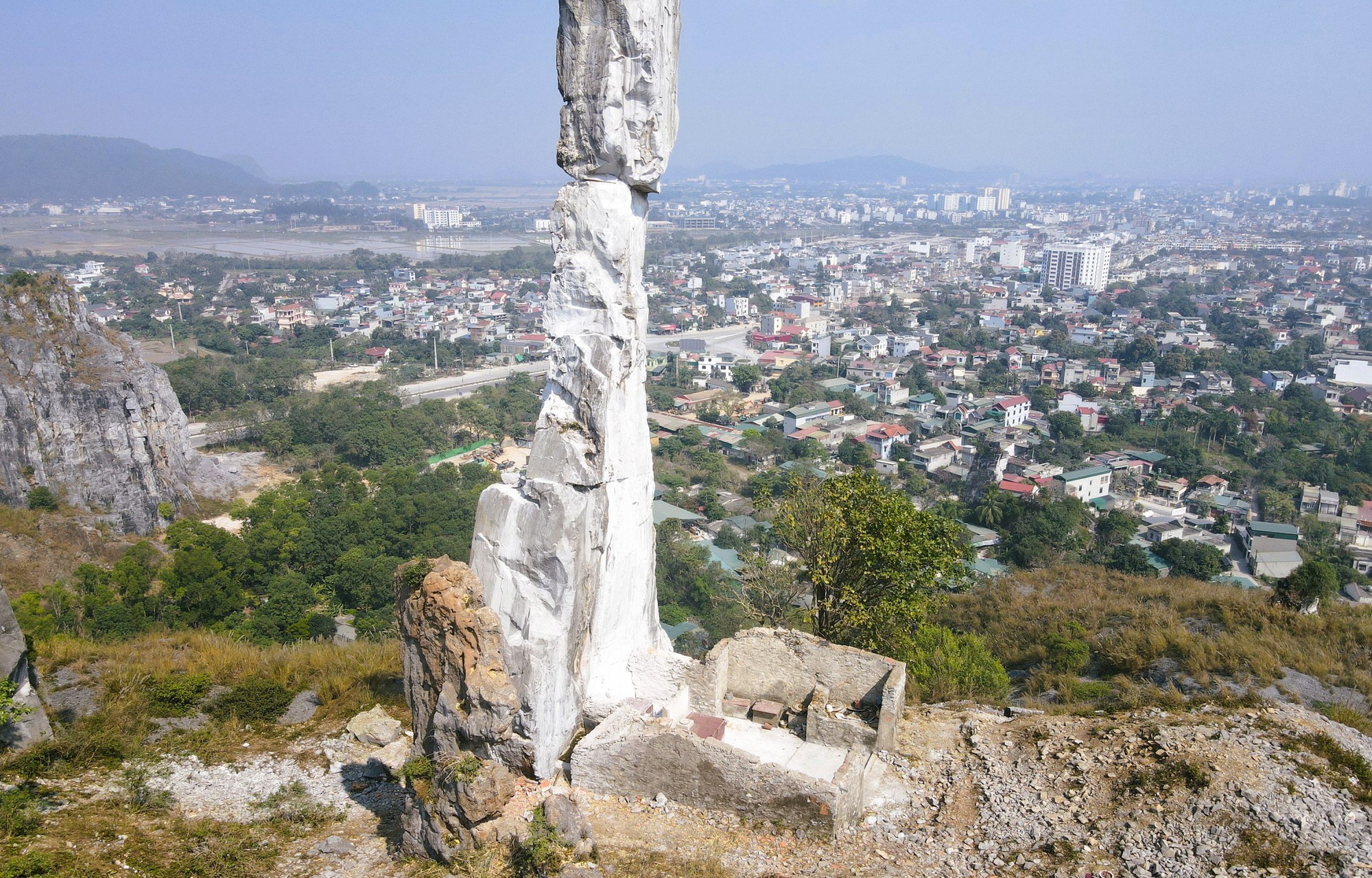 VIDEO: Hòn Vọng Phu ở Thanh Hóa "khoác áo mới" sau khi được chi 17 tỉ đồng- Ảnh 5. VIDEO: Hòn Vọng Phu ở Thanh Hóa "khoác áo mới" sau khi được chi 17 tỉ đồng- Ảnh 5.