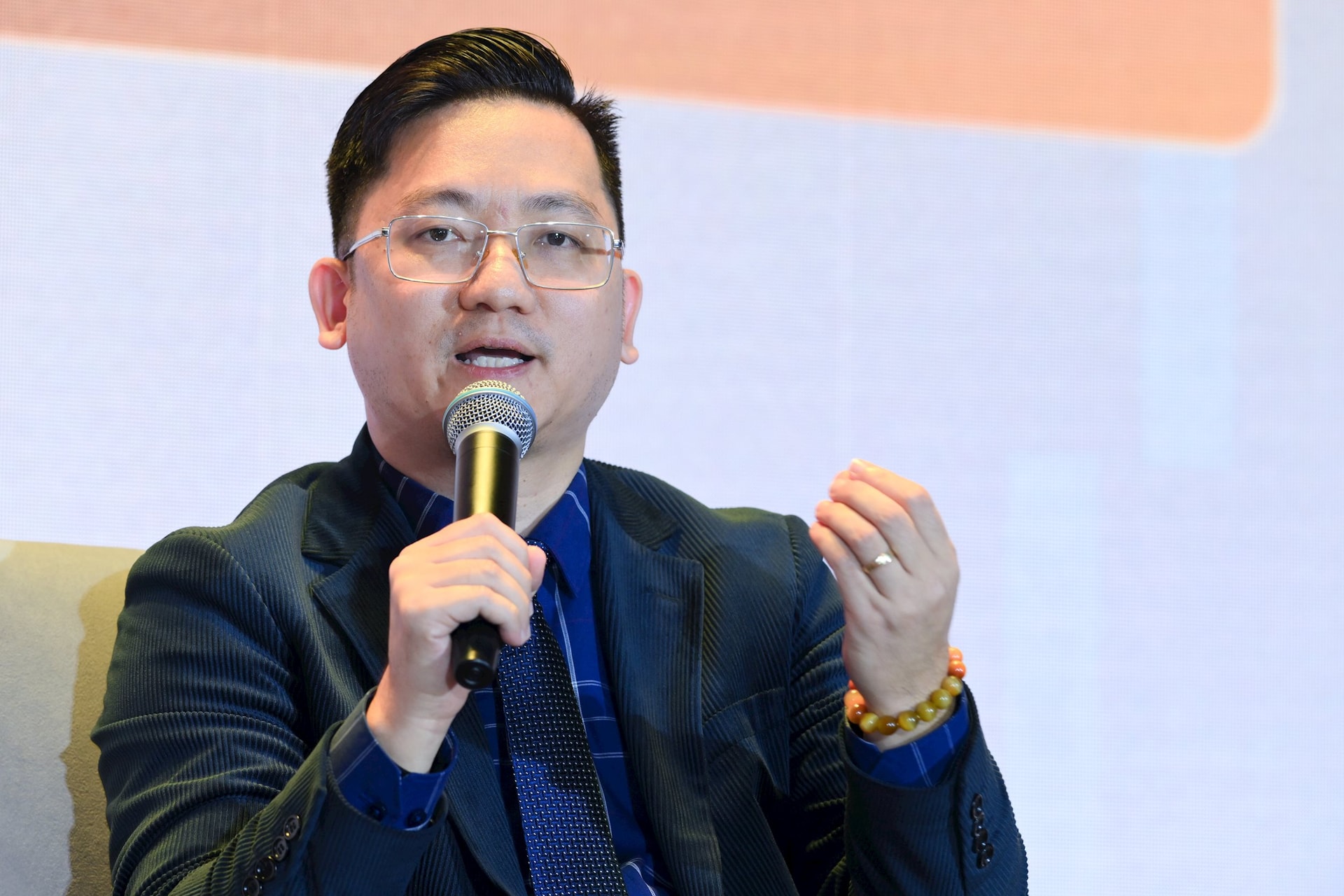 "Theo đ&aacute;nh gi&aacute; thận trọng, lượng v&agrave;ng trong d&acirc;n hiện nay c&oacute; thể l&ecirc;n tới khoảng 500 tấn"- Ảnh 3.