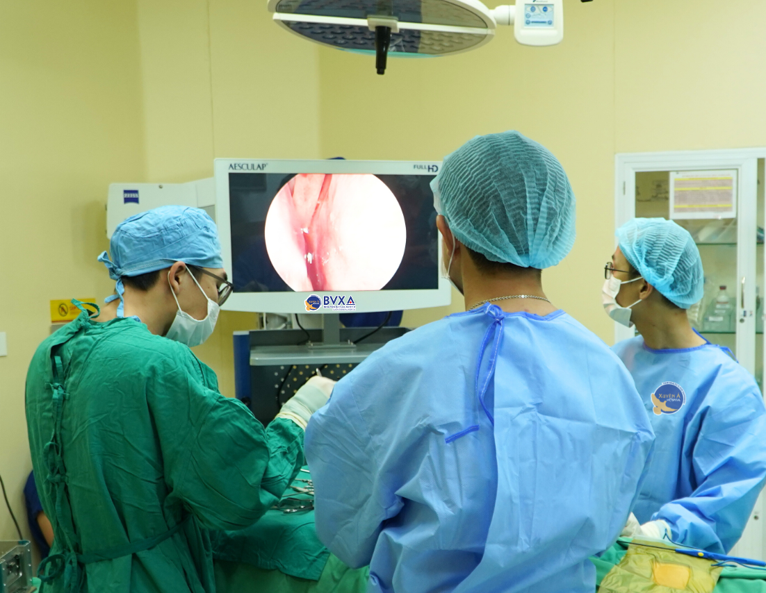 Tự điều trị đau đầu v&agrave; sụp m&iacute; mắt, bệnh nh&acirc;n nguy kịch- Ảnh 1.