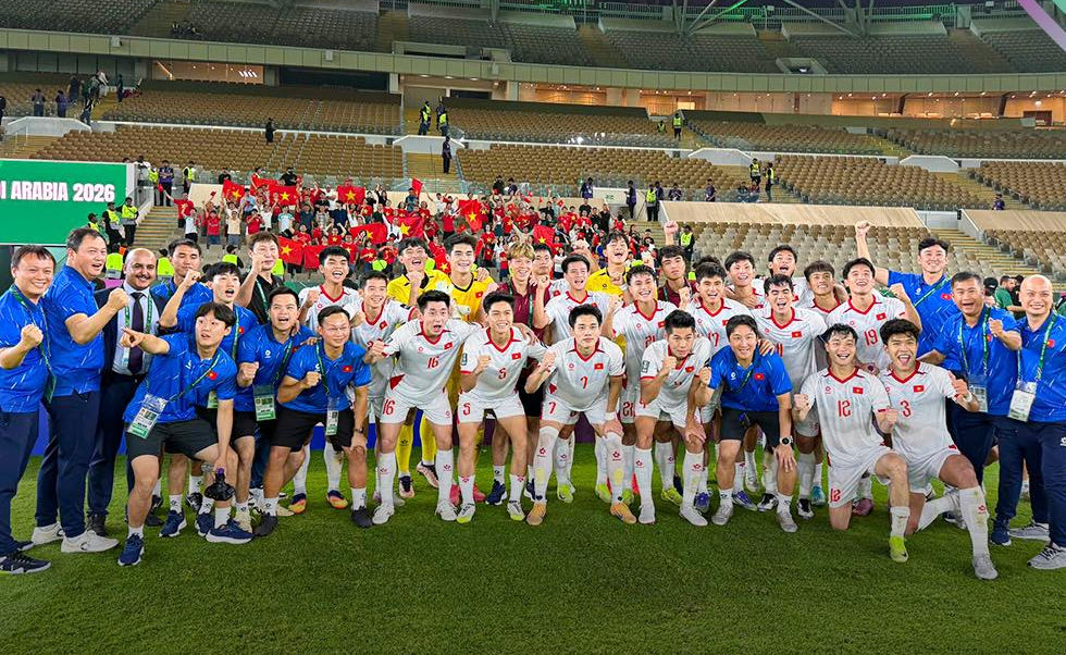 Rất đẹp và đáng yêu: U23 Việt Nam cúi đầu tri ân CĐV khi vượt qua vòng bảng U23 châu Á đầy diệu kỳ- Ảnh 1. Rất đẹp và đáng yêu: U23 Việt Nam cúi đầu tri ân CĐV khi vượt qua vòng bảng U23 châu Á đầy diệu kỳ- Ảnh 1.