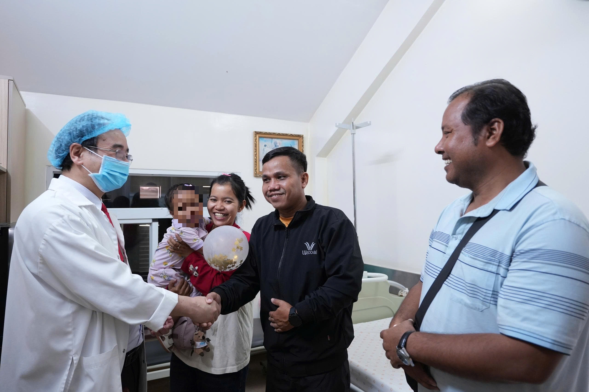 B&eacute; g&aacute;i bị nhiễm độc từ ch&iacute;nh m&igrave;nh, đi 6 bệnh viện kh&ocirc;ng ph&aacute;t hiện ra- Ảnh 2.