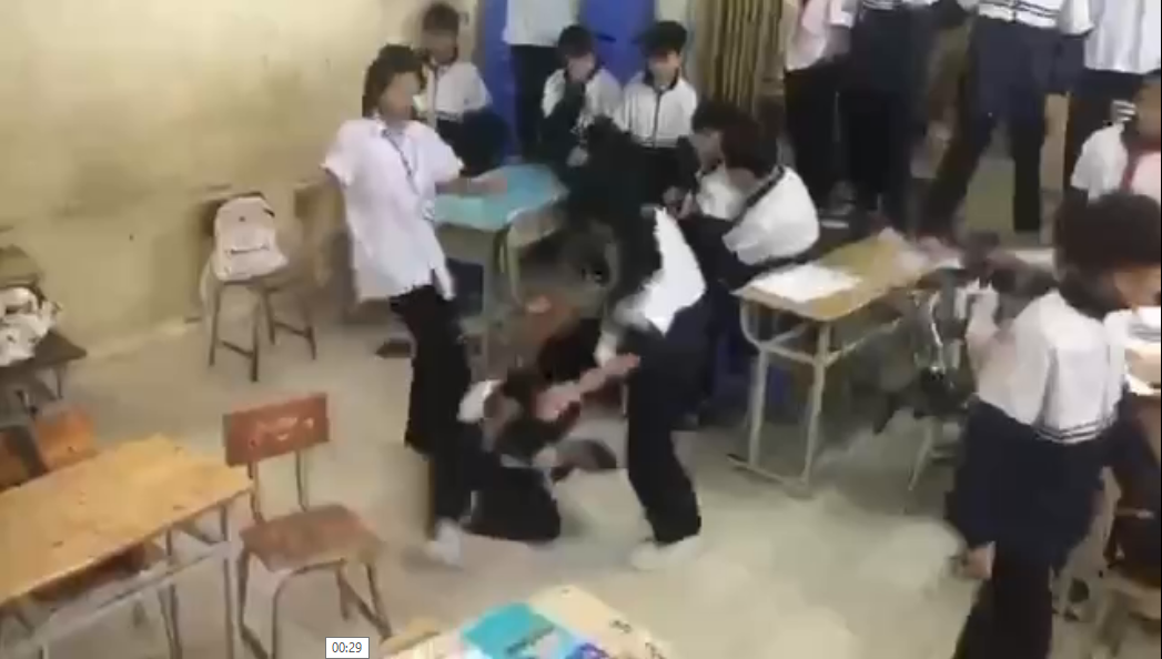 Phẫn nộ clip nữ sinh lớp 7 bị đ&aacute;nh "hội đồng" ngay tr&ecirc;n lớp học- Ảnh 1.